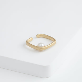 Syami pearl ear cuff