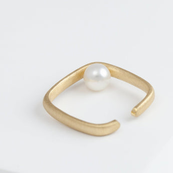 Syami pearl ear cuff