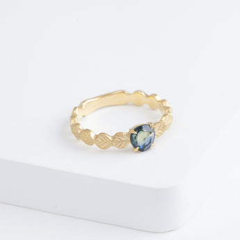 Leaf little ring with an one-of-a-kind bicolor sapphire