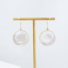 Load image into Gallery viewer, Surface round mother of pearl earrings

