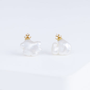 Ballon white pearl stud