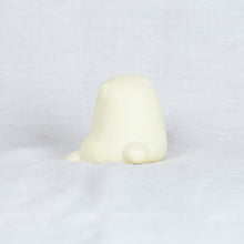 Load image into Gallery viewer, montomi - Sitting White Dog
