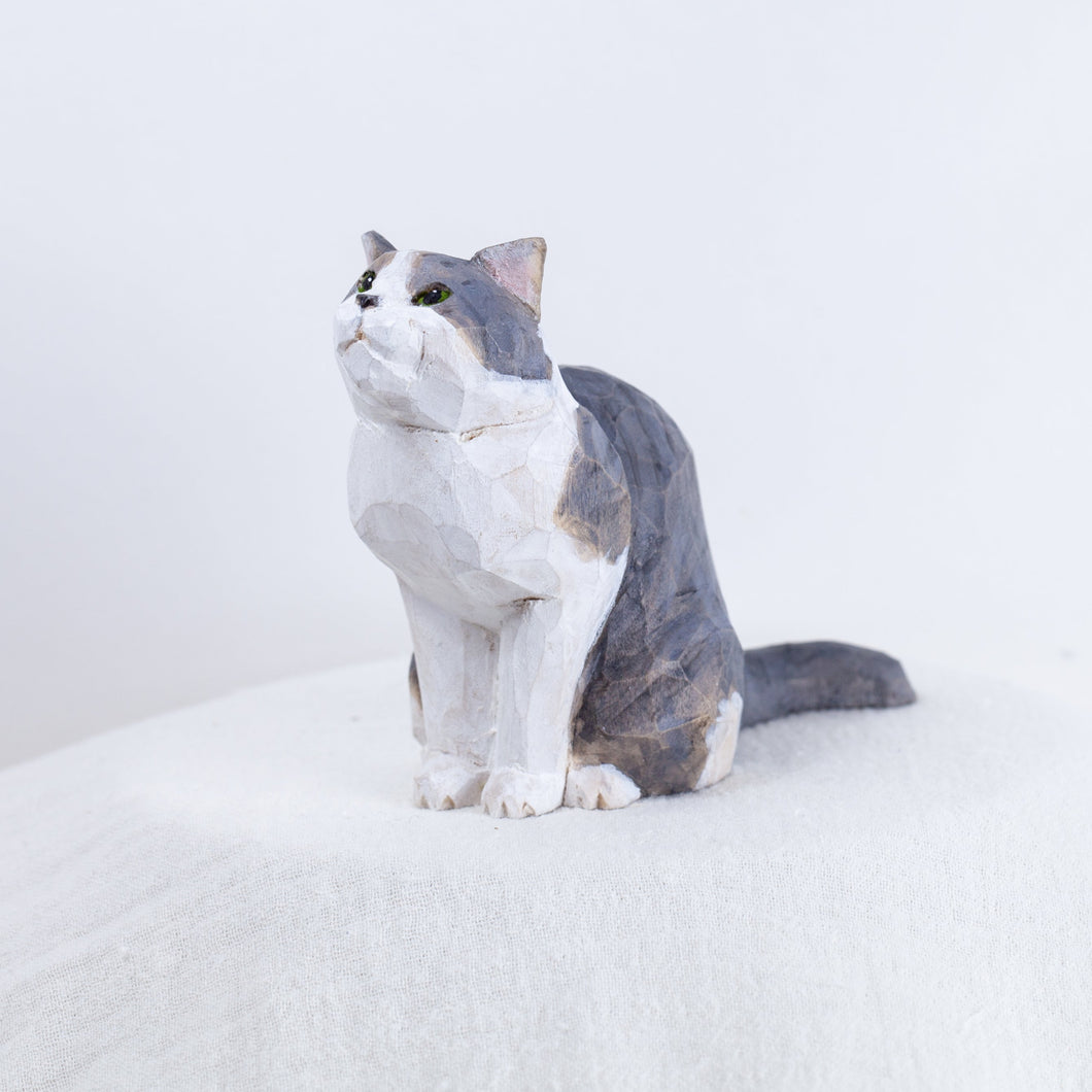 Ryoji Bannai - #2512 Mackerel tabby and white sitting cat
