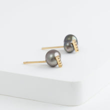 Load image into Gallery viewer, Line keshi pearl studs

