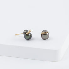 Load image into Gallery viewer, Line keshi pearl studs
