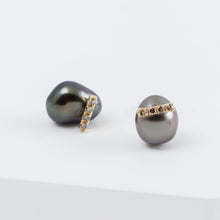 Load image into Gallery viewer, Line keshi pearl studs
