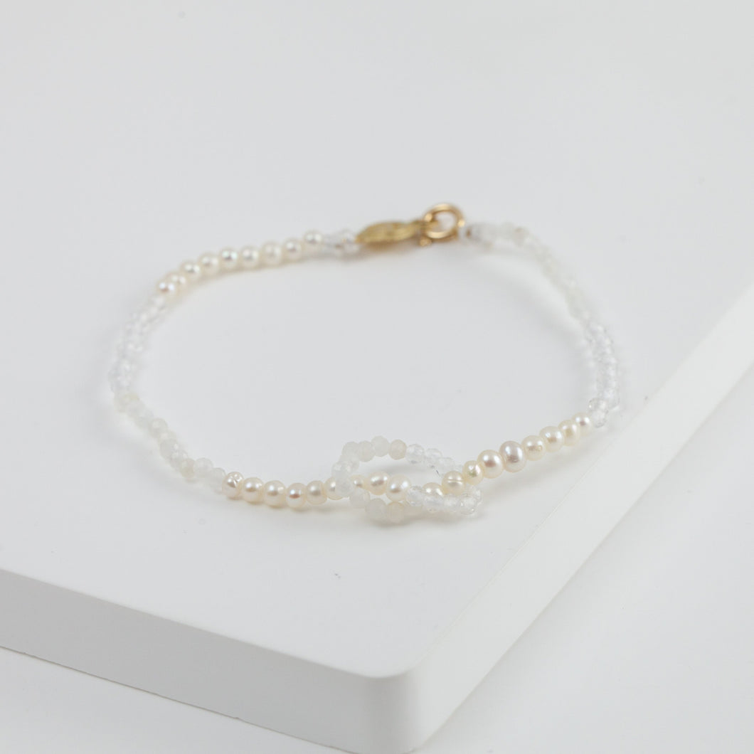 Lip smiley charm white gemstones beads bracelet