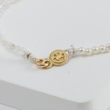 Load image into Gallery viewer, Lip smiley charm white gemstones beads bracelet
