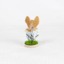 Load image into Gallery viewer, Fluffy - Corgi brooch pin with stand
