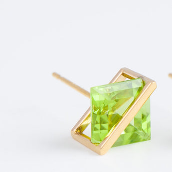 Band square peridot studs