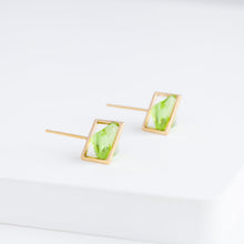Load image into Gallery viewer, Band square peridot studs
