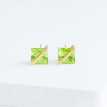 Band square peridot studs