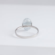 Load image into Gallery viewer, Band one-of-a-kind platinum iridescent aquamarine ring
