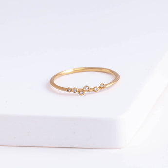 Spread six diamonds ring