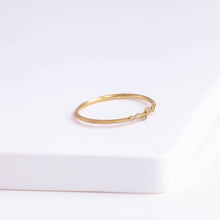 Load image into Gallery viewer, Spread six diamonds ring
