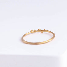 Load image into Gallery viewer, Spread six diamonds ring

