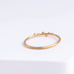 Spread six diamonds ring
