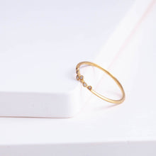 Load image into Gallery viewer, Spread six diamonds ring
