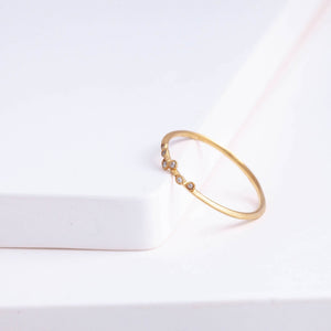 Spread six diamonds ring