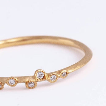 Spread six diamonds ring
