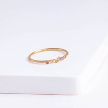 Load image into Gallery viewer, Spread six diamonds ring
