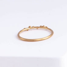 Load image into Gallery viewer, Spread eight diamonds ring
