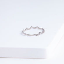Load image into Gallery viewer, Repeat wave ring - white gold

