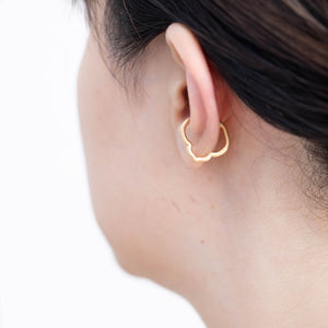 Crest lily ear cuff