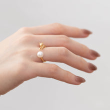 Load image into Gallery viewer, Cat and pearl ring
