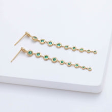 Load image into Gallery viewer, Puff medium gradation emerald drop earring

