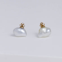 Load image into Gallery viewer, Ballon white pearl stud
