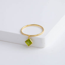 Load image into Gallery viewer, Swinging square peridot ring
