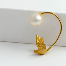 Load image into Gallery viewer, Swing bird earring
