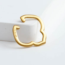 Load image into Gallery viewer, Crest lily ear cuff
