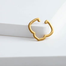 Load image into Gallery viewer, Crest lily ear cuff
