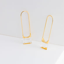 Load image into Gallery viewer, Drop square quartz earring (single) - Kolekto 
