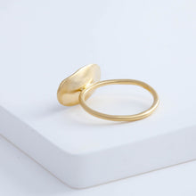 Load image into Gallery viewer, Gold petal ring

