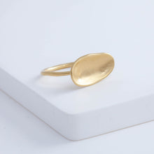 Load image into Gallery viewer, Gold petal ring
