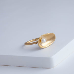 Gold petal ring with pearl