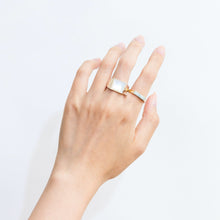 Load image into Gallery viewer, Silver and shell signet ring - Kolekto 
