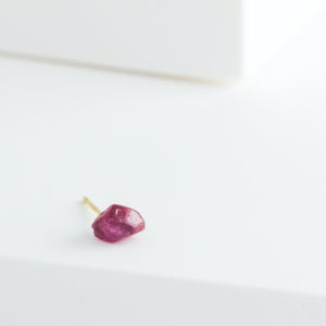 Rough stone ruby stud - Kolekto 