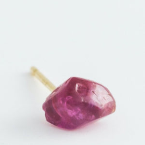 Rough stone ruby stud - Kolekto 