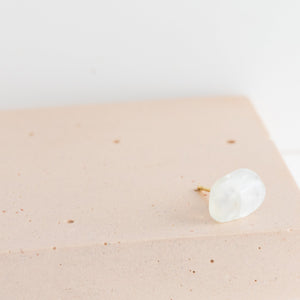 Rough stone moonstone stud - Kolekto 
