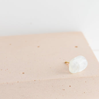 Rough stone moonstone stud - Kolekto 