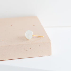 Rough stone moonstone stud - Kolekto 