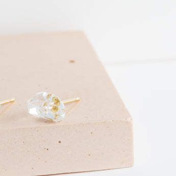 Rough stone diamond quartz stud - Kolekto 