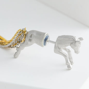 Horse through rhodium plated silver earring - Kolekto 