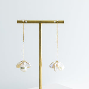 Petal triple pearl drop earrings - Kolekto 