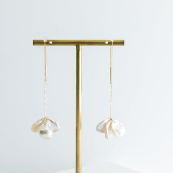 Petal triple pearl drop earrings - Kolekto 