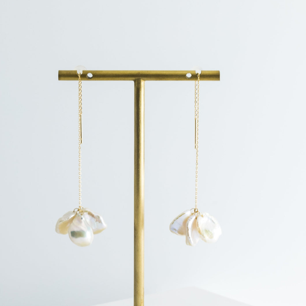 Petal triple pearl drop earrings - Kolekto 